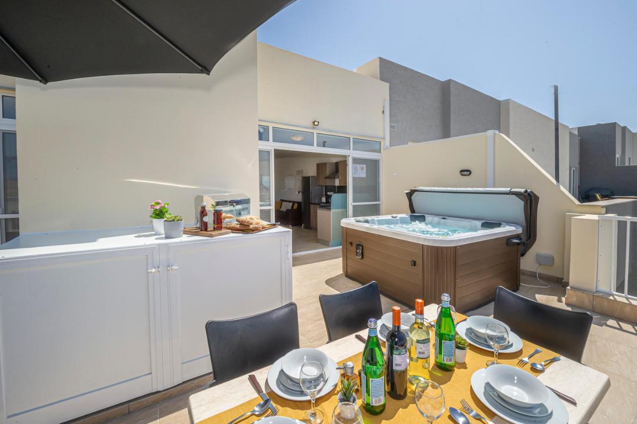 Summer Breeze Penthouse With Private Hot Tub & Terrace With Panoramic Views, By Getawaysmalta Mellieha Bagian luar foto