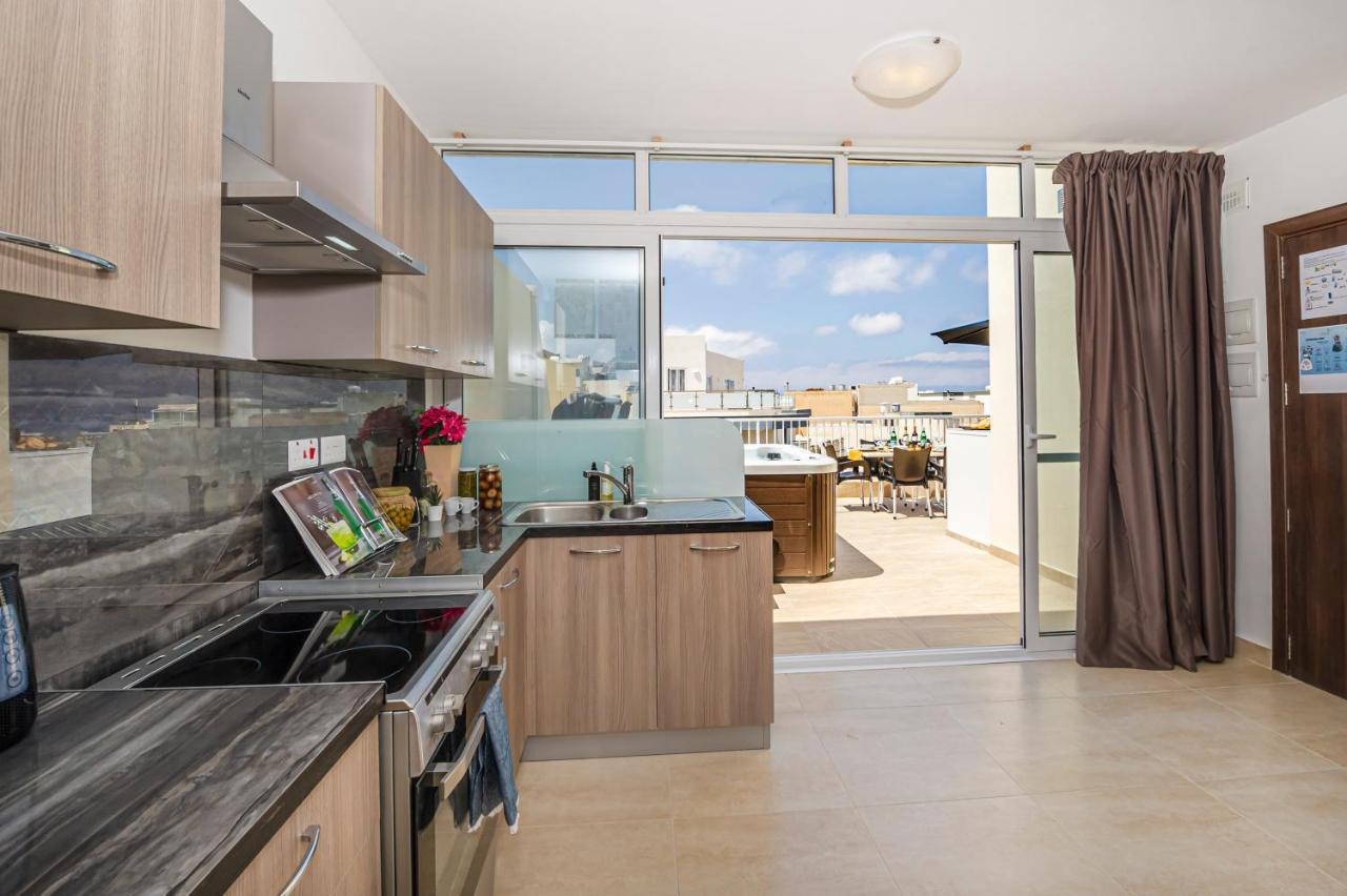Summer Breeze Penthouse With Private Hot Tub & Terrace With Panoramic Views, By Getawaysmalta Mellieha Bagian luar foto