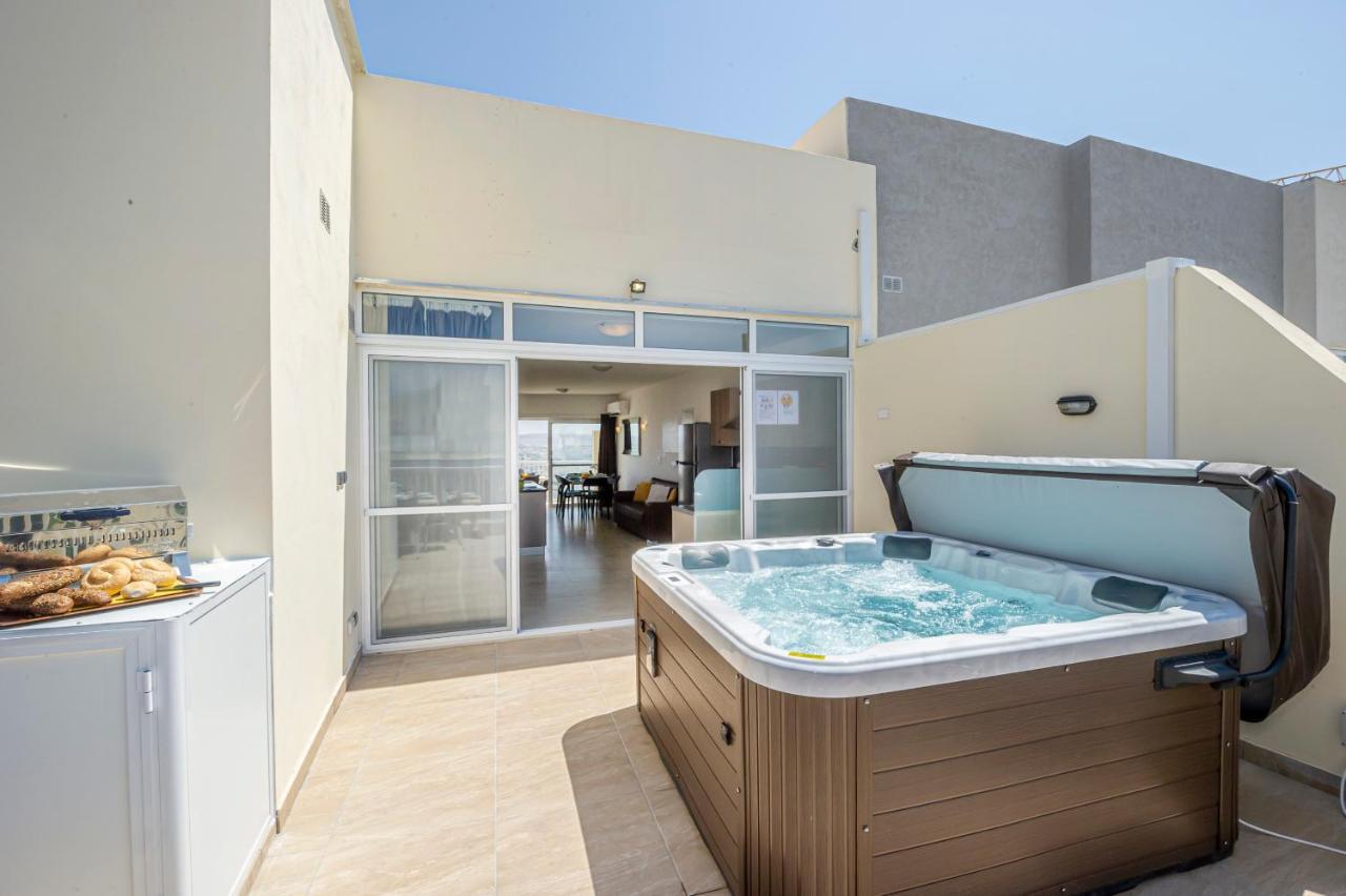 Summer Breeze Penthouse With Private Hot Tub & Terrace With Panoramic Views, By Getawaysmalta Mellieha Bagian luar foto