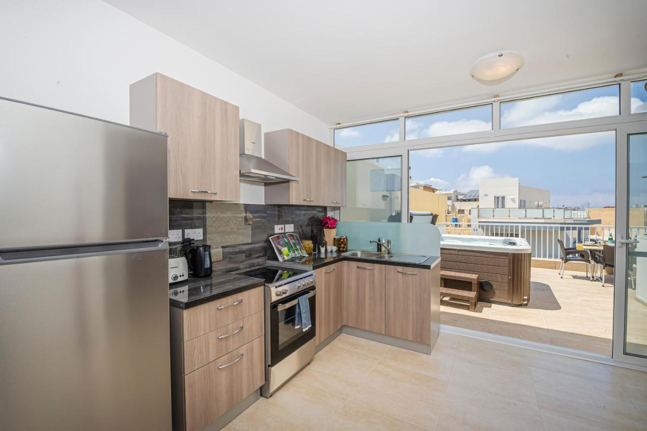 Summer Breeze Penthouse With Private Hot Tub & Terrace With Panoramic Views, By Getawaysmalta Mellieha Bagian luar foto